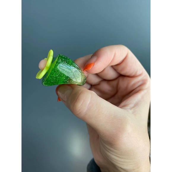 Y2K green sparkly flower ring, 7.5 - Picture 7 of 9